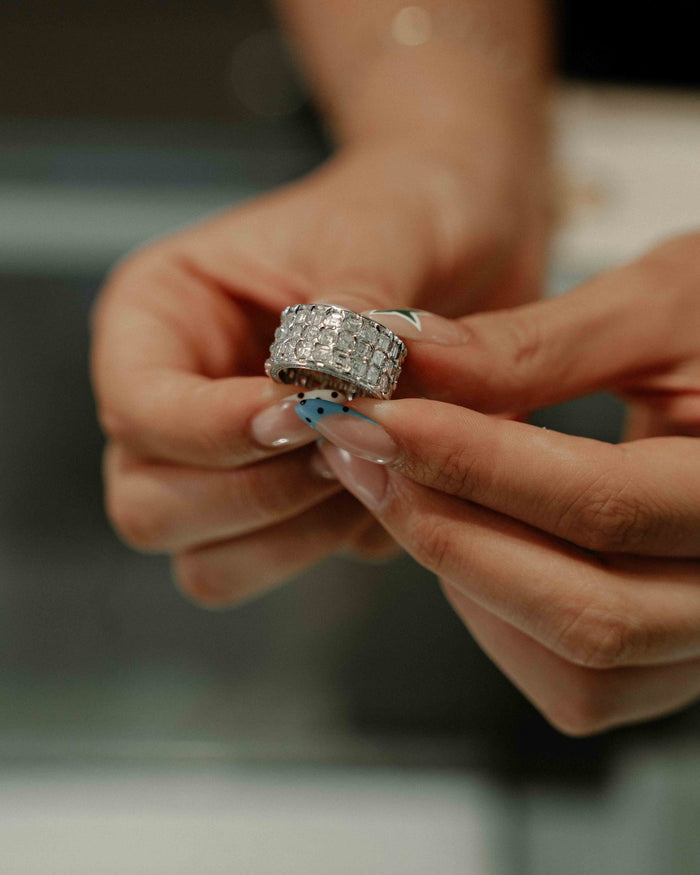 Une bague examinée à la main chez Création Paul H