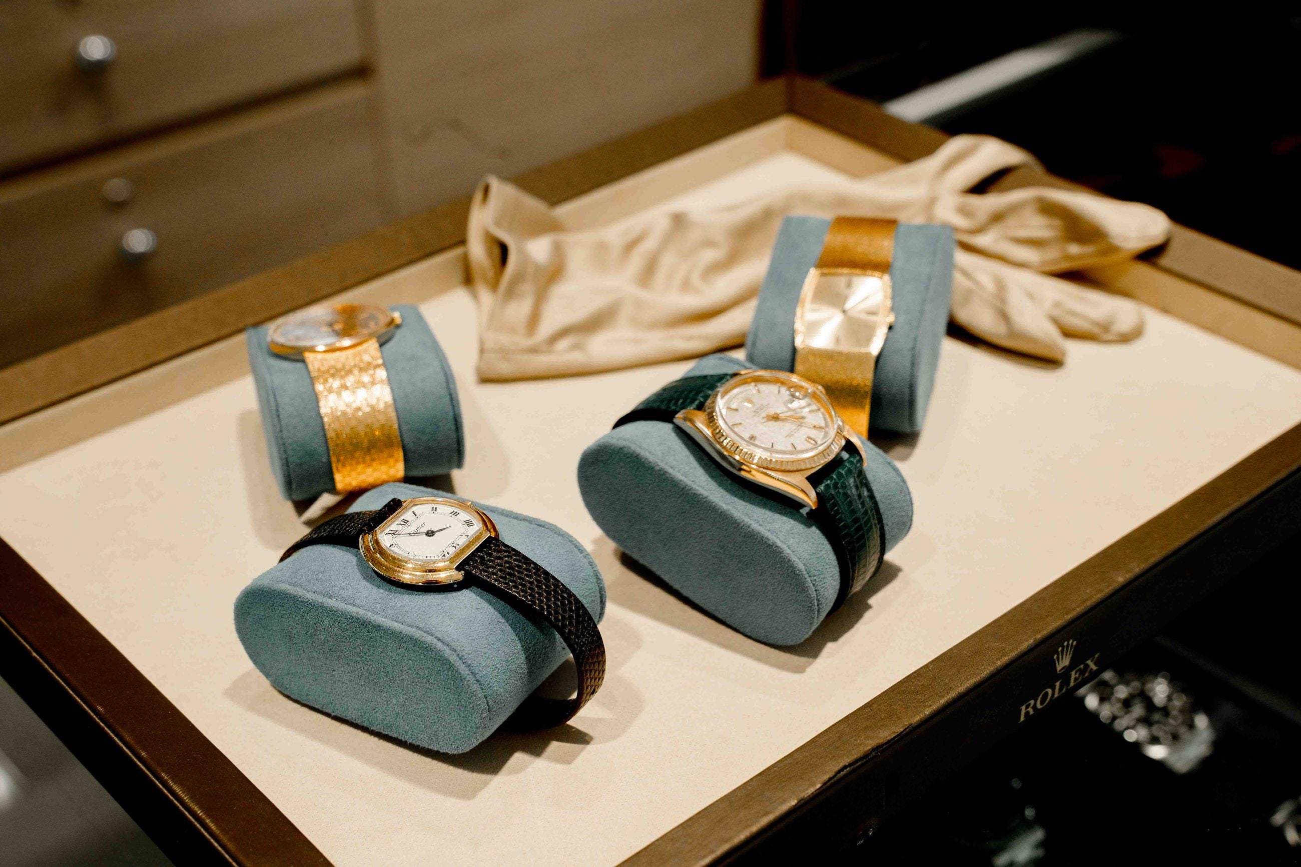 Montres anciennes présentées sur suède à la boutique Création Paul H