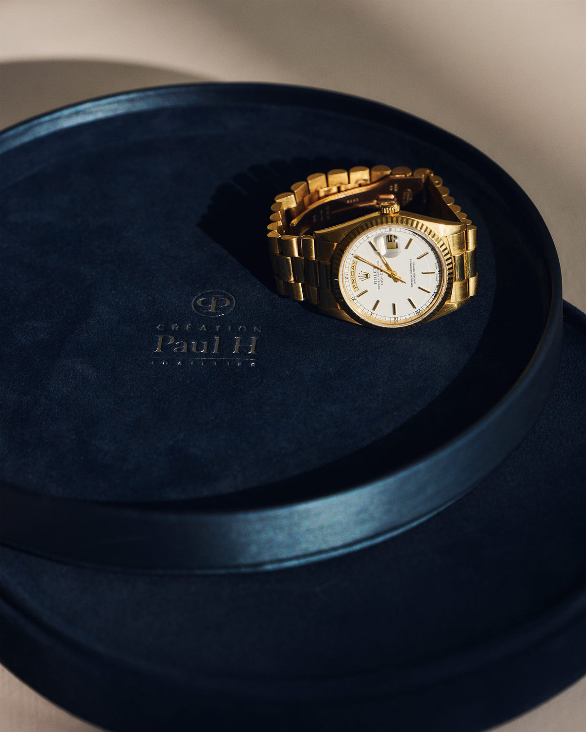 Une montre fine présentée à l'établi de Création Paul H